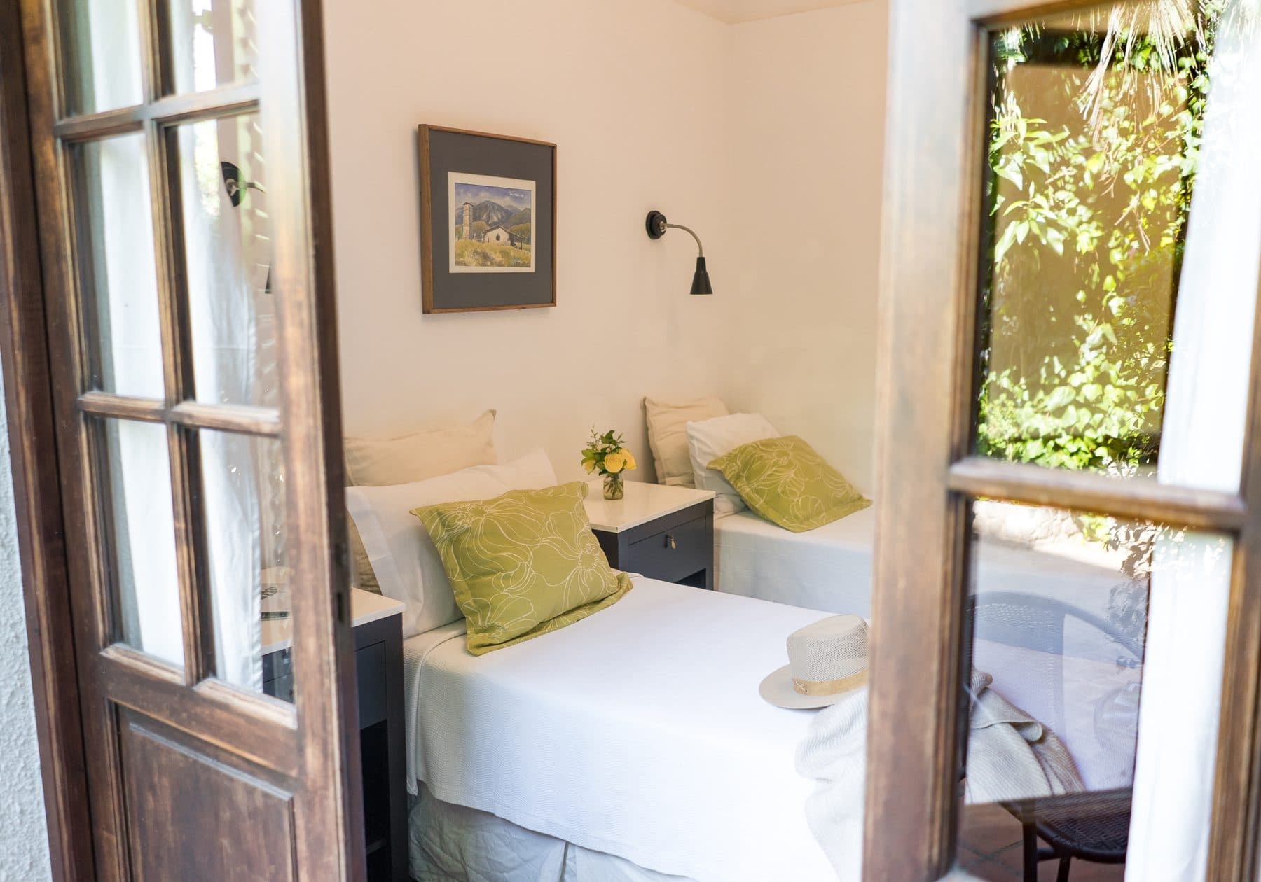 Habitación twin con puertas francesas al jardín